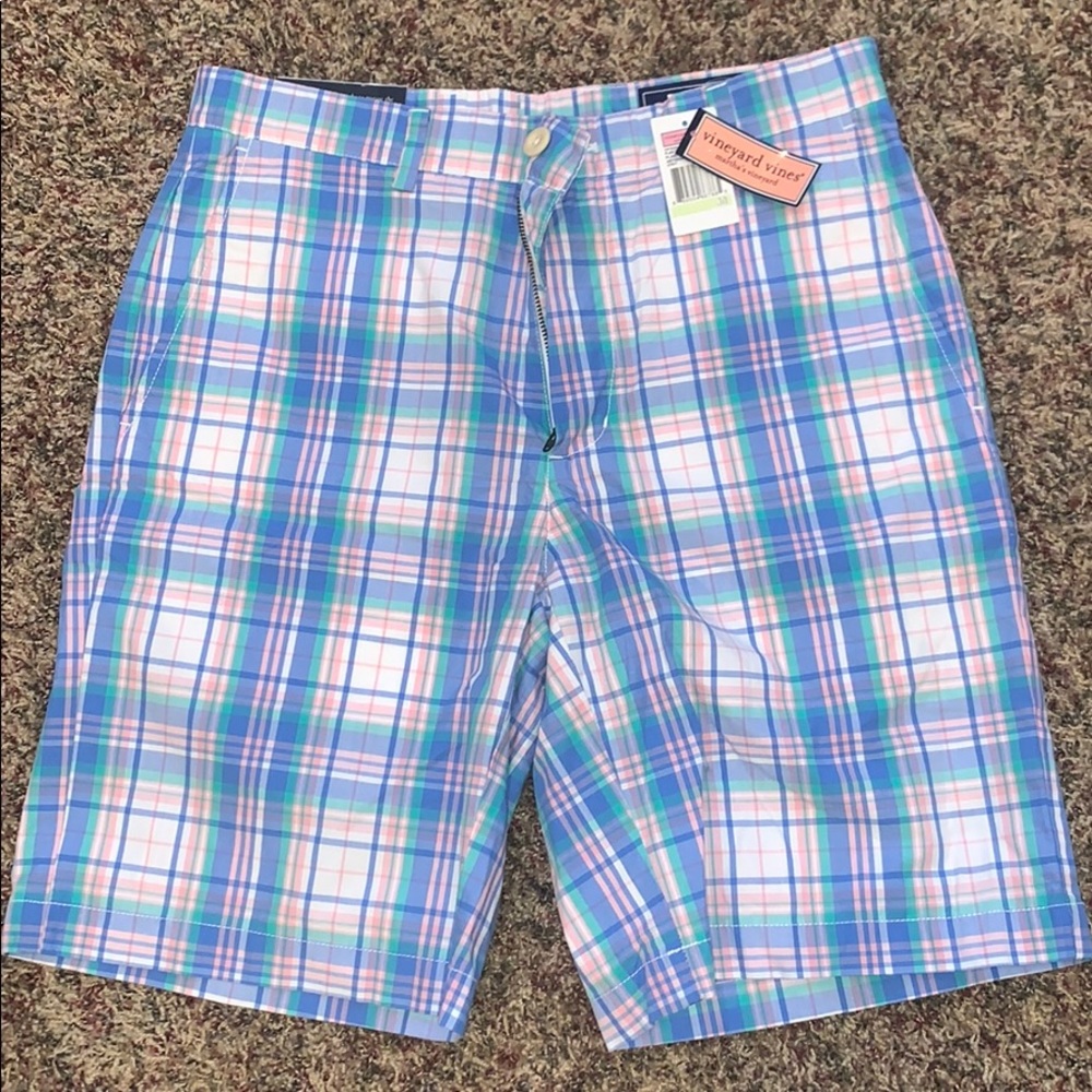 Vineyard Vines 9 inch breaker shorts. Size 30